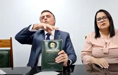 Bolsonaro exibe exemplar da Constituição durante live; presidente critica cartas em defesa da democracia