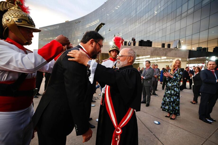 O presidente da Fiems, Sérgio Longen, recebe das mãos do ministro Renato de Lacerda Paiva a medalha da Ordem do Mérito Judiciário do Trabalho (OMJT)