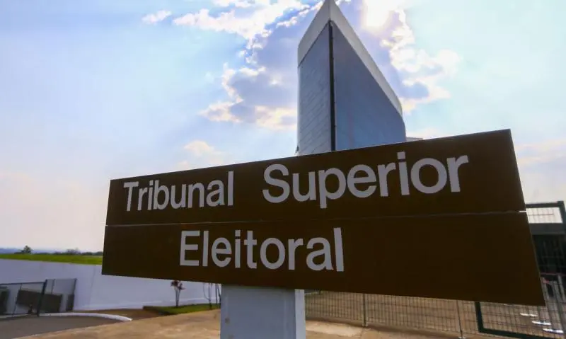 TSE cede às Forças Armadas e promete teste de urna com eleitores na eleição