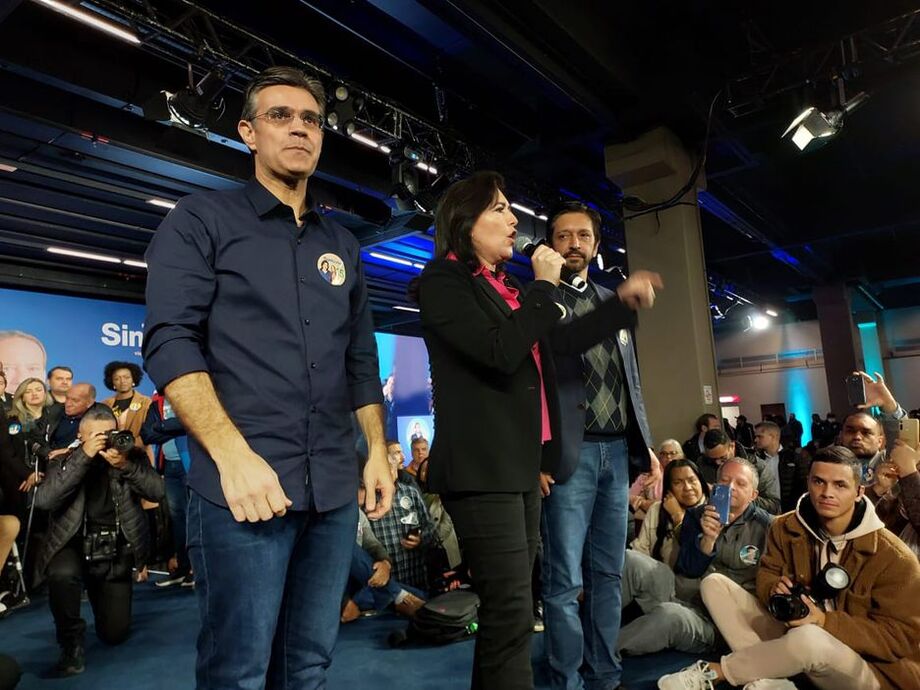 A candidata à Presidência pelo MDB, Simone Tebet, discursa ao lado do governador de São Paulo e candidato à reeleição, Rodrigo Garcia (PSDB), e o prefeito de São Paulo, Ricardo Nunes (MDB), na zona norte da capital paulista