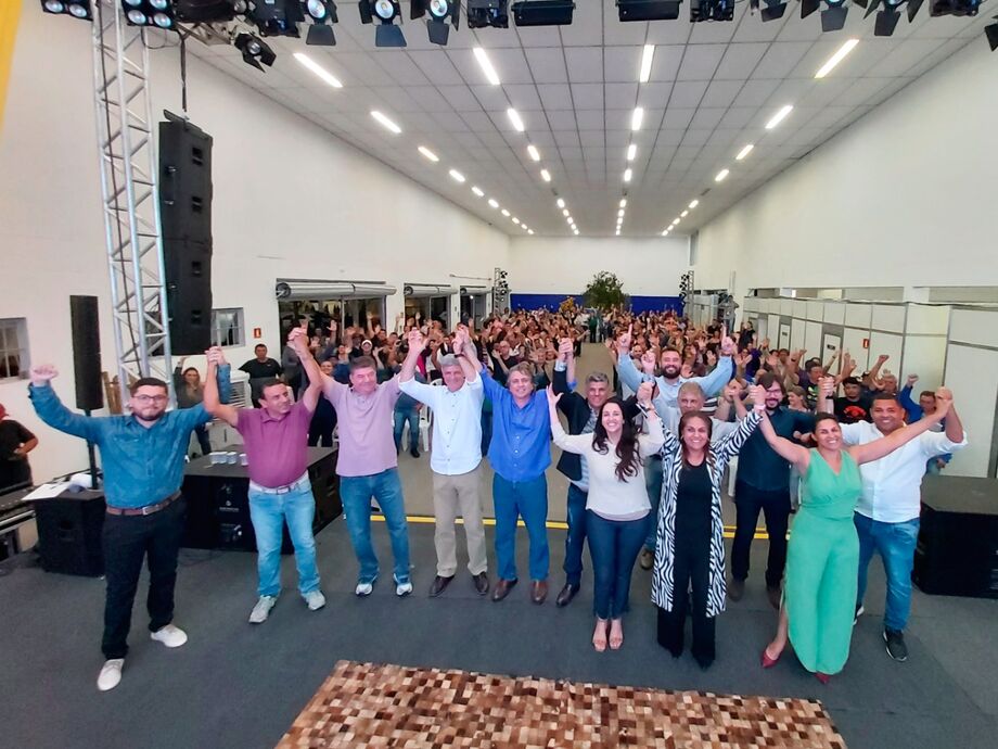 Caravina (ao centro de azul) é candidato a deputado estadual
