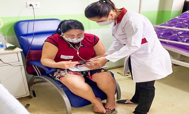 Nutricionista orientando paciente