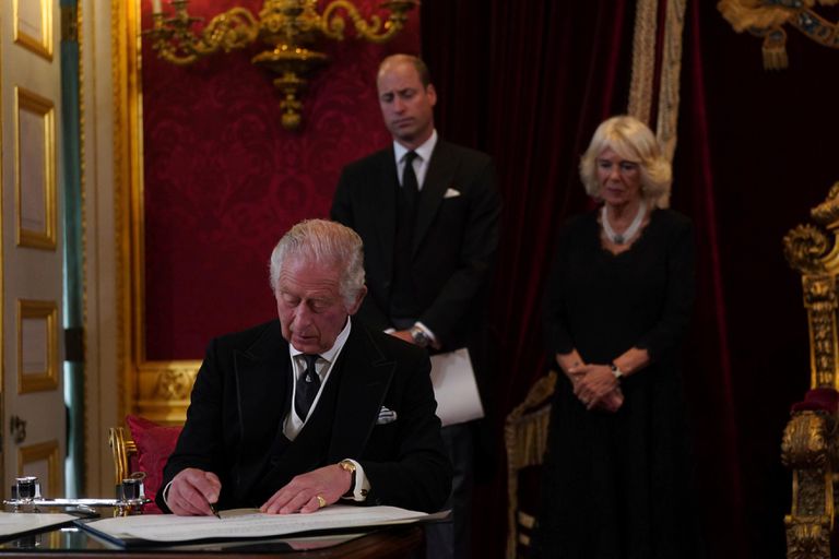 O rei Charles III assina um juramento para defender a segurança da Igreja na Escócia durante o Conselho de Adesão no Palácio de St James, em Londres,