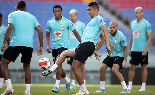 Tite inicia preparação para amistosos com seleção quase completa na França