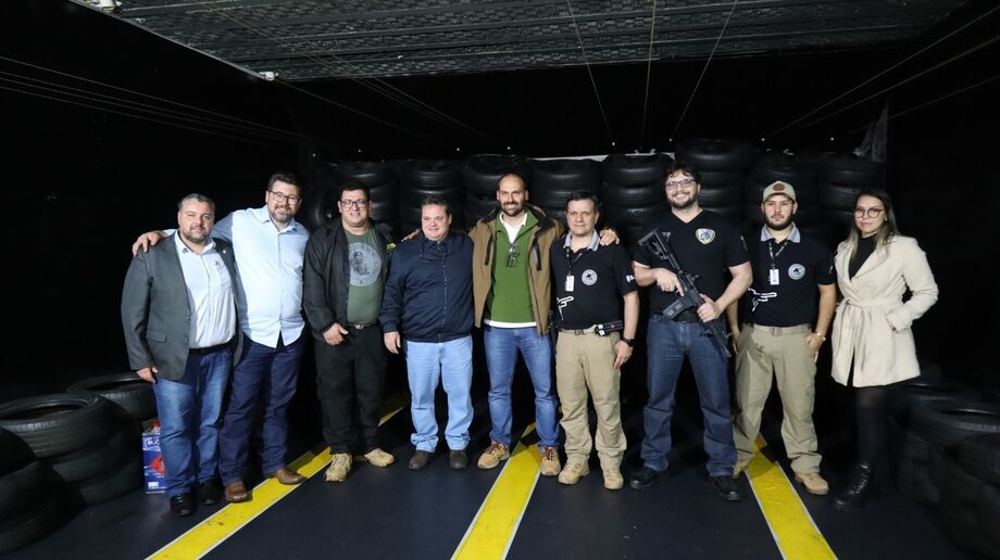 Sérgio Ribeiro (com arma) recepcionou Marcos Pollon e Eduardo Bolsonaro, em Dourados