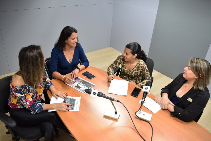 Reunião de pauta conduzida pela coordenadora da Rádio ALEMS, jornalista Karine Cortez