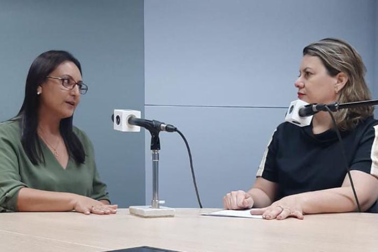 Farmacêutica Daniely Proença falou sobre tratamento floral em entrevista ao programa Vida Saudável, da Rádio ALEMS