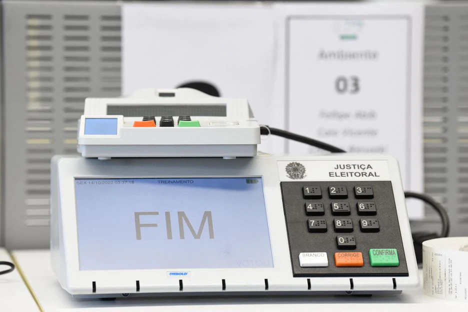 TSE aprovou resolução que proíbe uso de celular e armas nas seções de votação