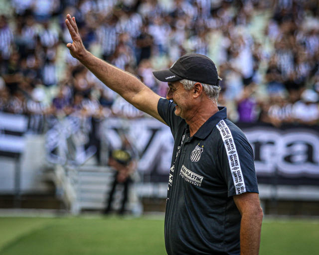 Além de Lisca, o auxiliar técnico Marcio Hahn e o preparador físico André Volpe também estão de saída