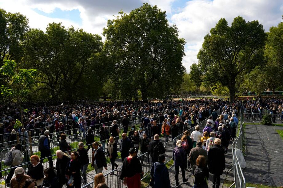 Milhares de britânicos devem esperar por até 14 horas na fila para ver o caixão da rainha Elizabeth II