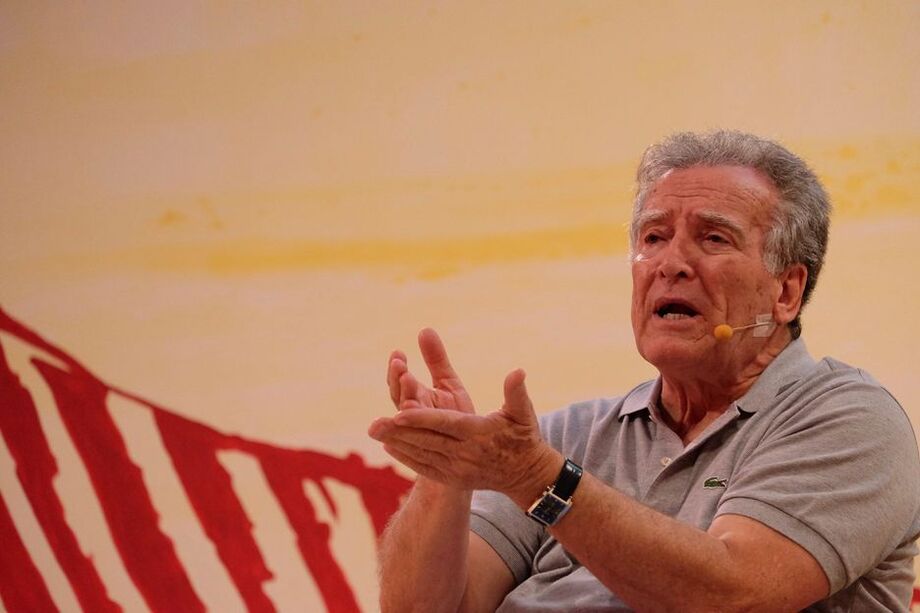 O professor Antonio Arnoni Prado durante mesa na Flip de 2017