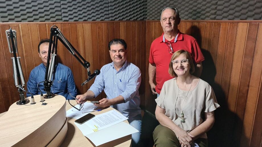 O vice-prefeito em Inocência, Professor Adair (PSD), o senador Nelsinho Trad (PSD), o presidente do PSD em Inocência, José Carlos Boli junto com a sua esposa, a ex-vereadora Alinete Farmacêutica.