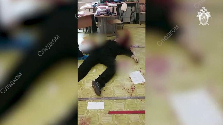 Imagem divulgada por autoridades russas mostra corpo de atirador que invadiu escola de ensino básico em Izhevsk