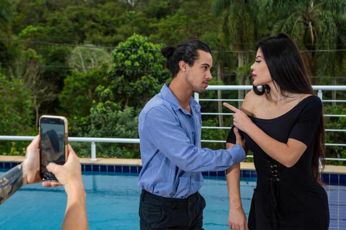 Criadores de conteúdo produzem séries inteiras nas redes sociais