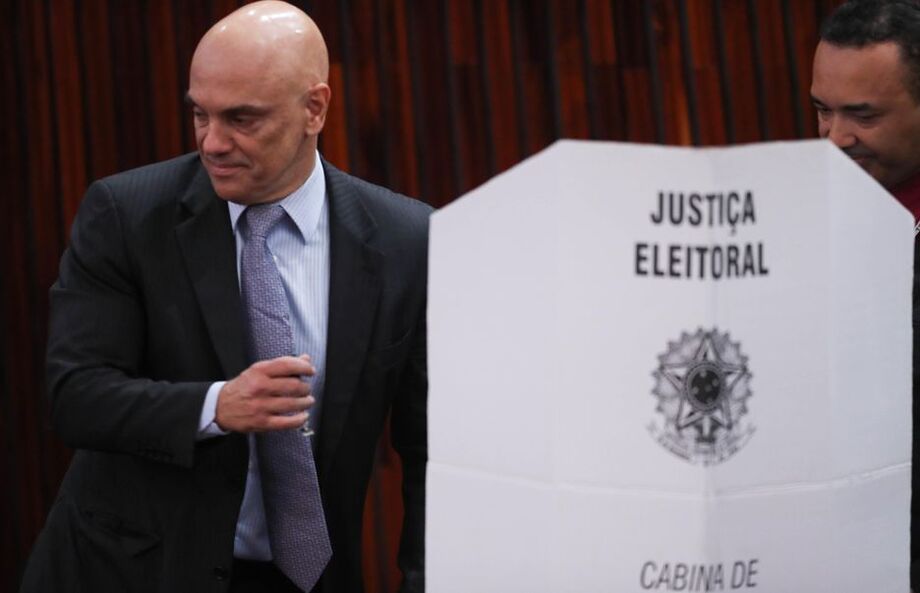 O presidente do Tribunal Superior Eleitoral (TSE), Ministro Alexandre de Moraes, submeteu ao plenário da Corte proposta de realização de teste de urnas para atender pedido de militares de reforço nos processos de segurança no voto eletrônico