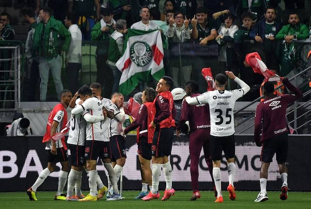 Jogadores do Athletico-PR comemoram classificação no Allianz Parque