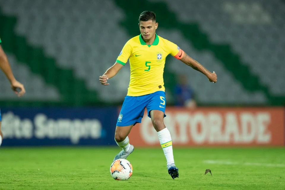 Machucado, Bruno Guimarães é cortado da seleção brasileira e volta à Inglaterra