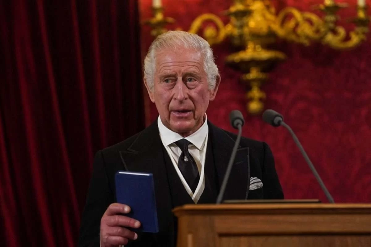 Charles III assina documento que oficializa o novo reinado do Reino Unido