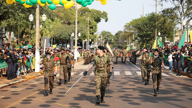 Desfile em Dourados