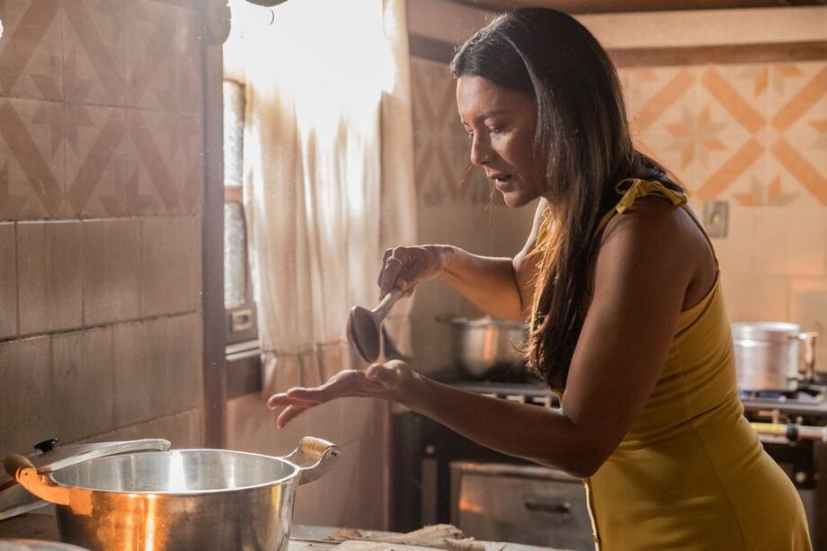 Dira Paes, a Filó na trama, cozinha de verdade em muitas cenas