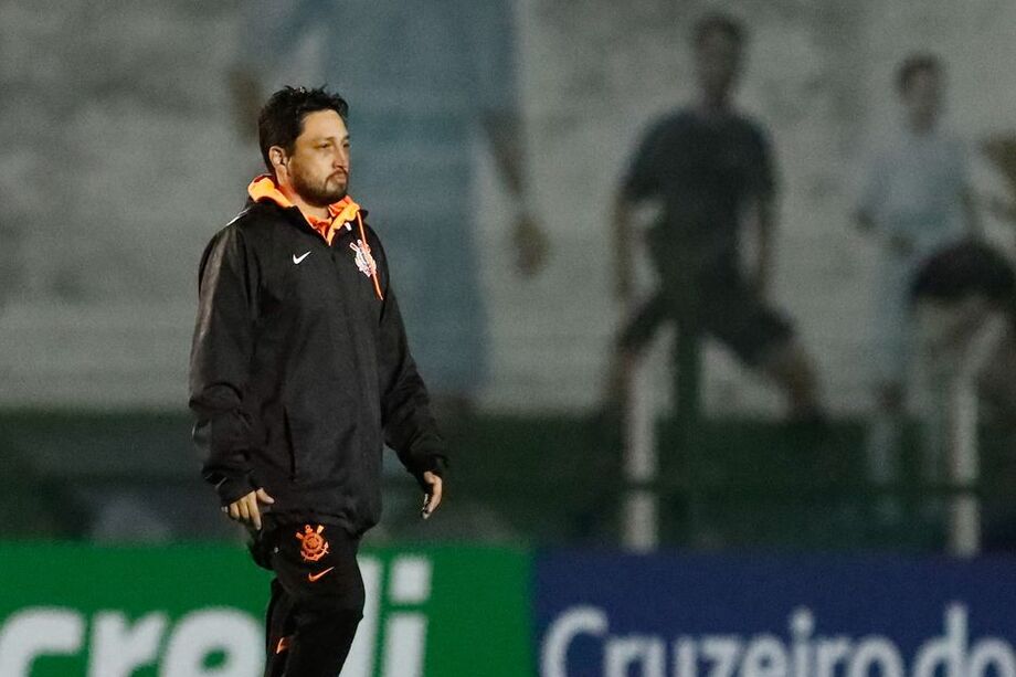 Arthur Elias, técnico do Corinthians, criticou o calendário da FPF antes de partida contra o Palmeiras nesta quarta-feira.
