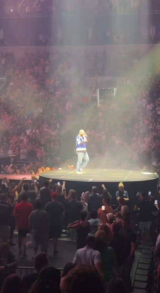 Post Malone cai em show e é retirado às pressas do palco por paramédicos