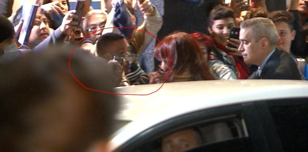 Momento em que o homem apontou a arma