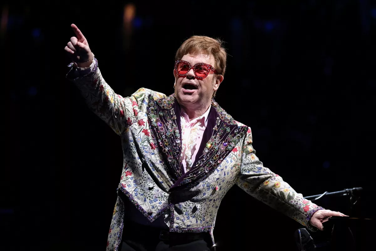 Elton John comemorou sobriedade nas redes sociais