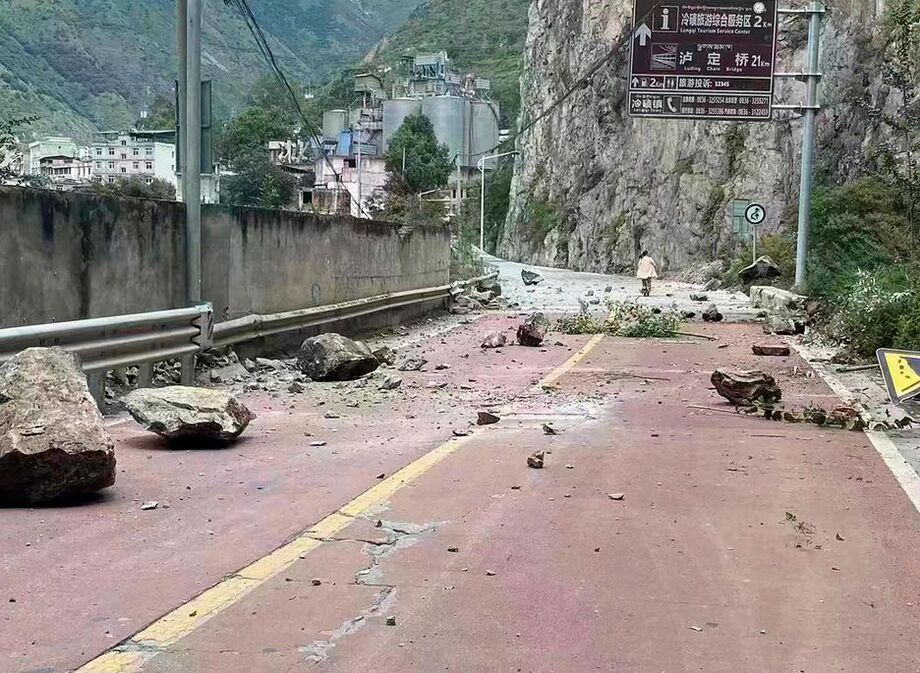 Estrada destruída perto da cidade de Lengqi, no condado de Luding, na província de Sichuan, sudoeste da China