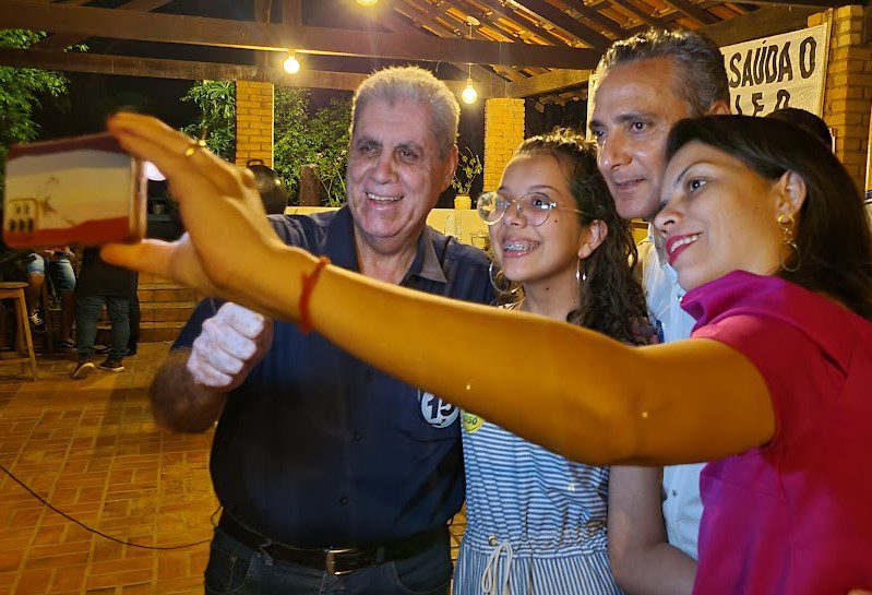 André com a população