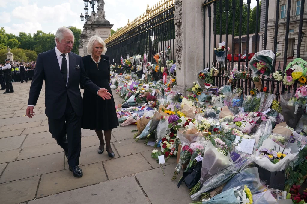 Charles se encontra com líderes da Commonwealth; cortejo percorre Escócia