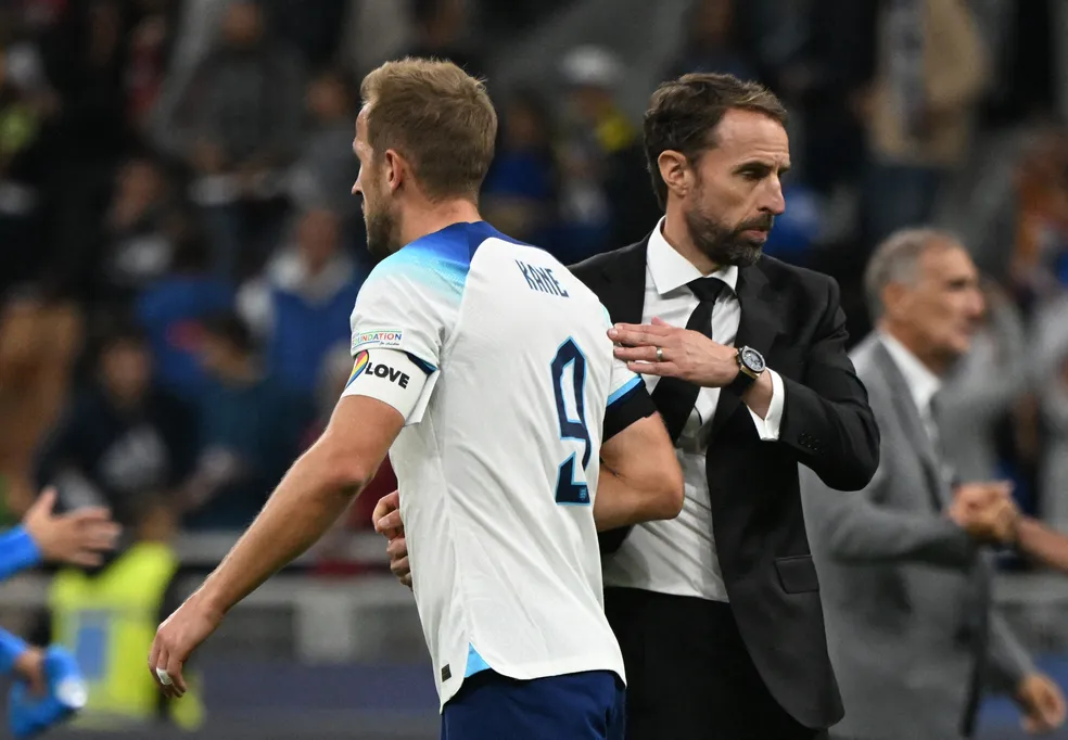 Harry Kane e Gareth Southgate se cumprimentam após derrota da Inglaterra para Itália na Liga das Nações
