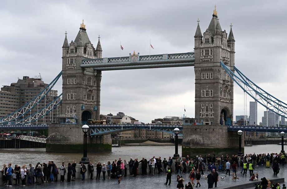 Público espera na fila para ver o caixão de Elizabeth II com a Torre de Londres ao fundo; Londres espera mais de 750 mil pessoas