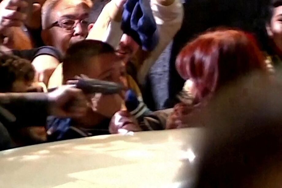 Cristina Kirchner escapou por pouco após falha da arma apontada para seu rosto em 2022