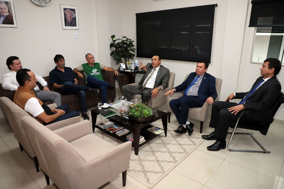 Vereadores da Câmara Municipal de Campo Grande manifestam apoio à luta dos profissionais da enfermagem pelo piso salarial nacional da categoria, suspenso por decisão judicial.