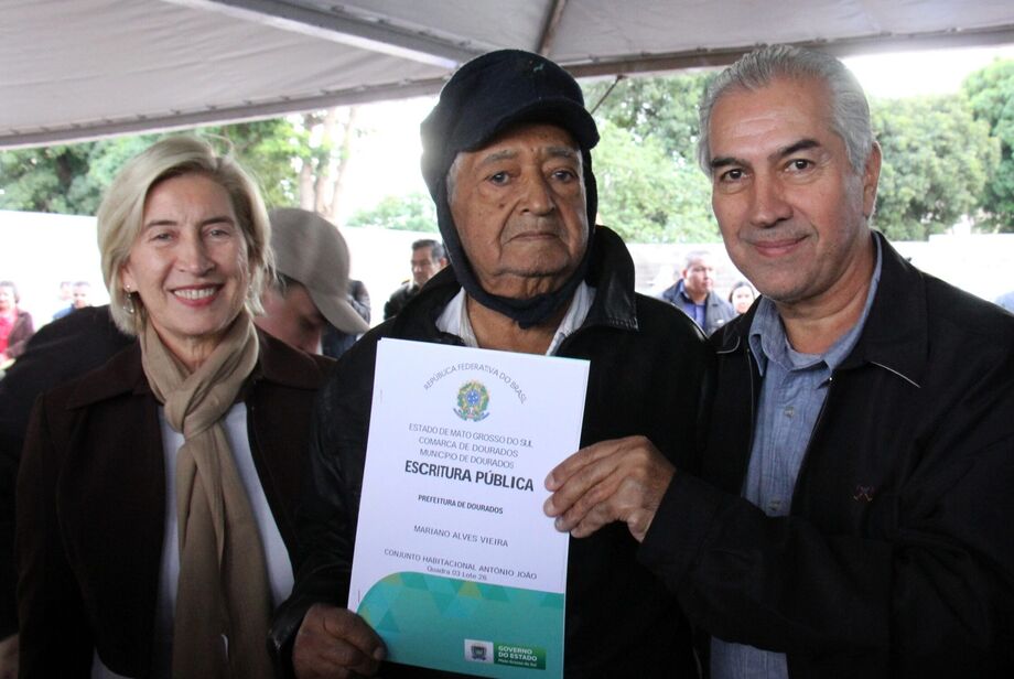 A diretora-presidente da Agência, Maria do Carmo Avesani Lopez, dona Márcia Ramos e o governador Reinaldo Azambuj