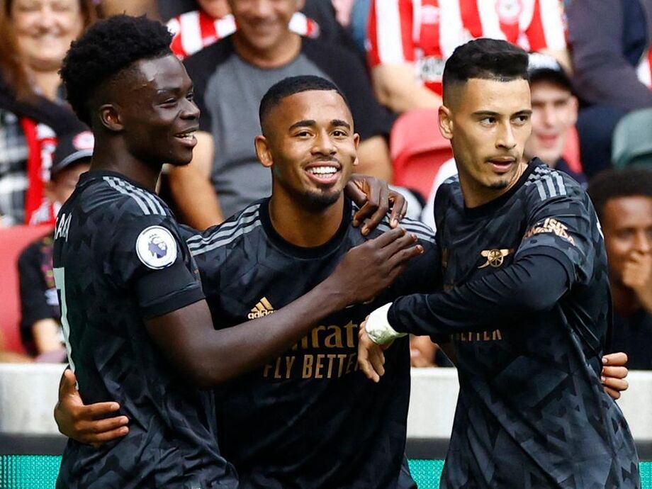Gabriel Jesus comemora gol ao lado dos companheiros de Arsenal.