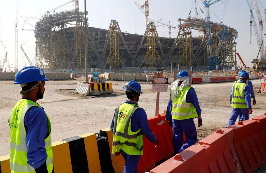 Trabalhadores imigrantes no canteiro de obras do estádio Lusail em 2019