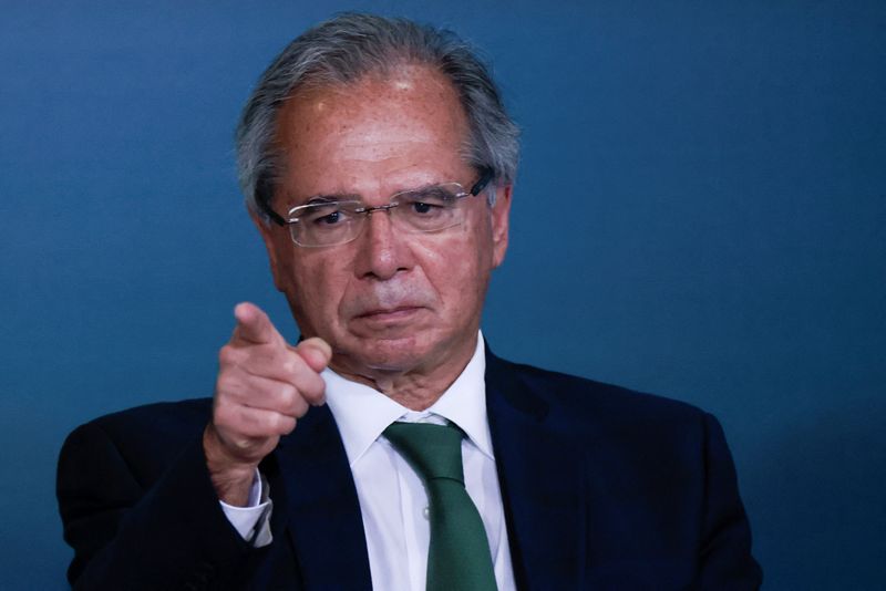 Guedes se alinha a Bolsonaro e sobe tom da campanha: 'Do outro lado tem o capeta'