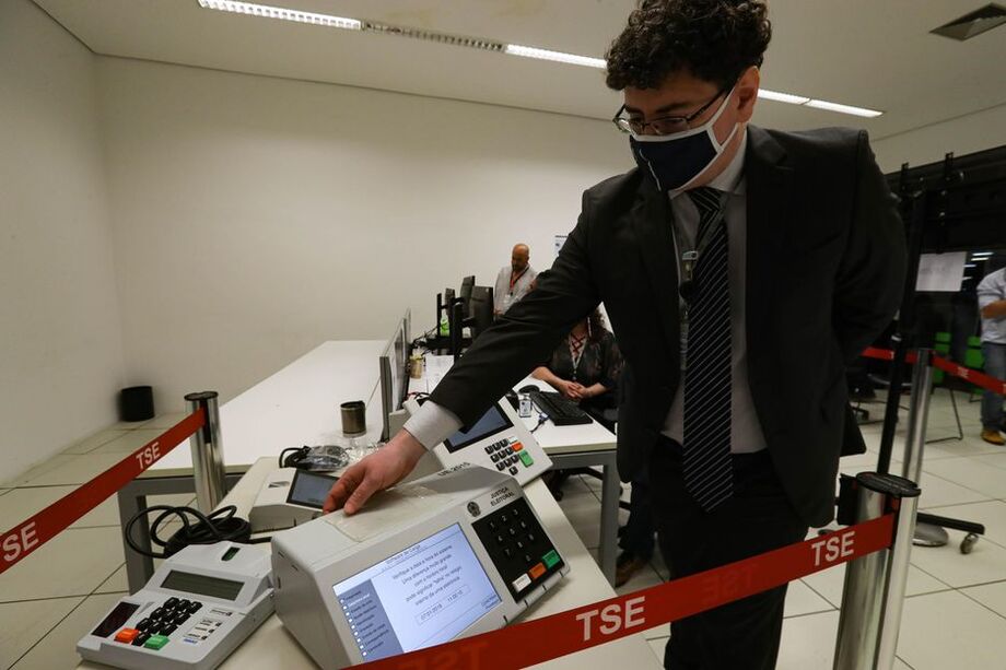 Funcionários do Tribunal Superior Eleitoral fazem a lacração do sistema das urnas eletrônicas Brasilia