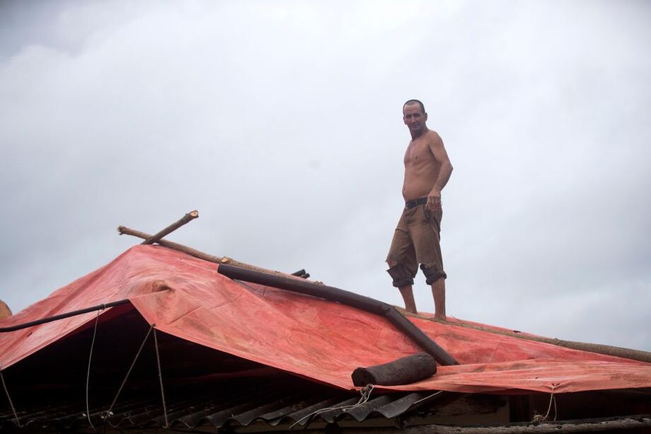 Moradores de Pinar del Río começaram a preparar suas casas para a passagem do furacão Ian na segunda-feira, 26