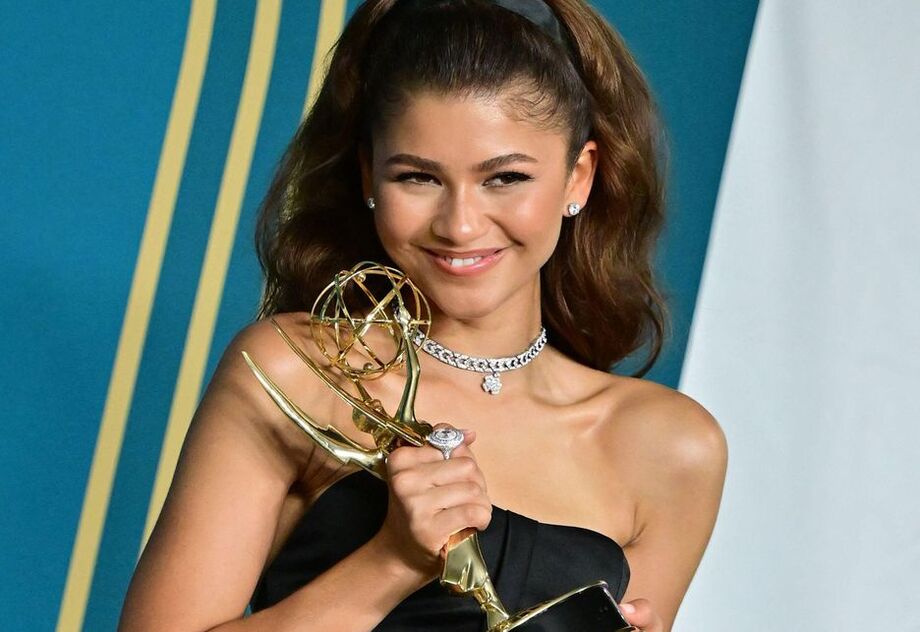 Zendaya posa com seu Emmy: atriz foi consagrada pela premiação ganhando o prêmio de melhor atriz em série de drama