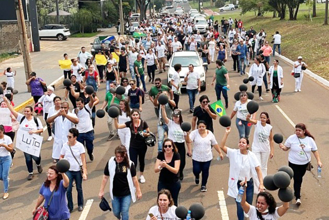 Enfermeiros realizaram manifestação nesta manhã