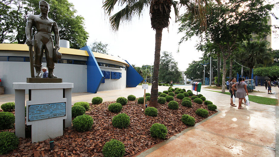 Praça Antônio João em Dourados