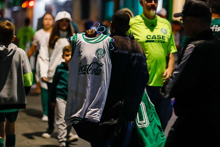 Vendedor ambulante comercializa camisetas piratas do Palmeiras nos arredores do Allianz Parque