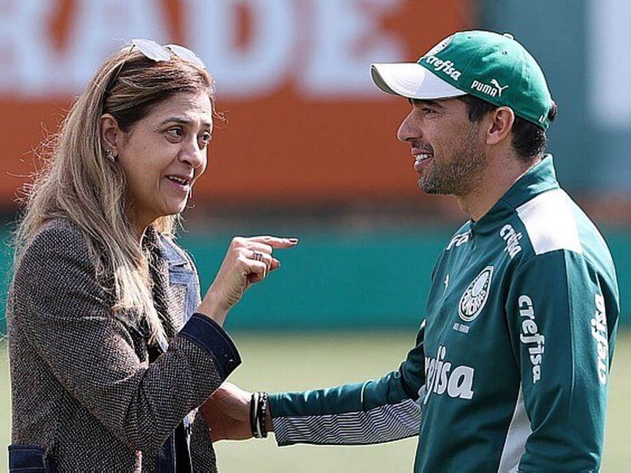 A presidente do Palmeiras, Leila Pereira conversa com técnico Abel Ferreira