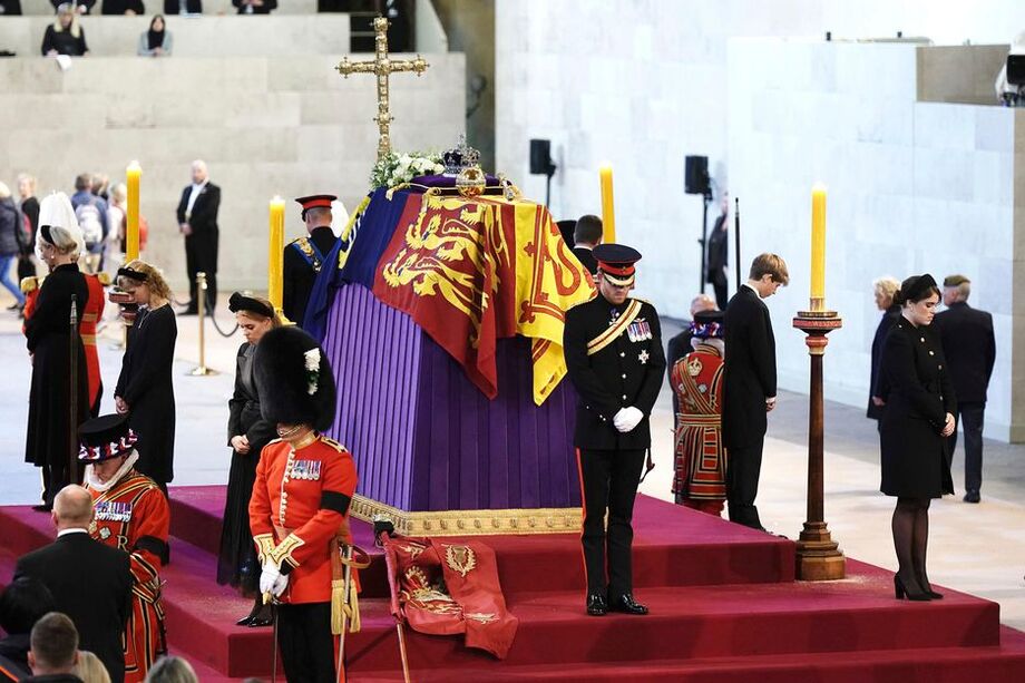 O príncipe William, o príncipe Harry, a princesa Beatrice, Lady Louise, Zara Tindall, Peter Phillips, o visconde James Severn e a princesa Eugenie montam a vigília dos netos da rainha ao redor do caixão