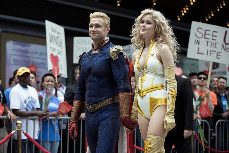 Antony Starr e Erin Moriarty em cena da segunda temporada da série 'The Boys'