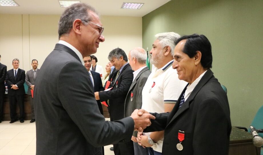 Carlos Eduardo Contar, entregou a Medalha de Bons Serviços Judiciários a servidores lotados na comarca de Dourados com mais de 10 anos de serviços