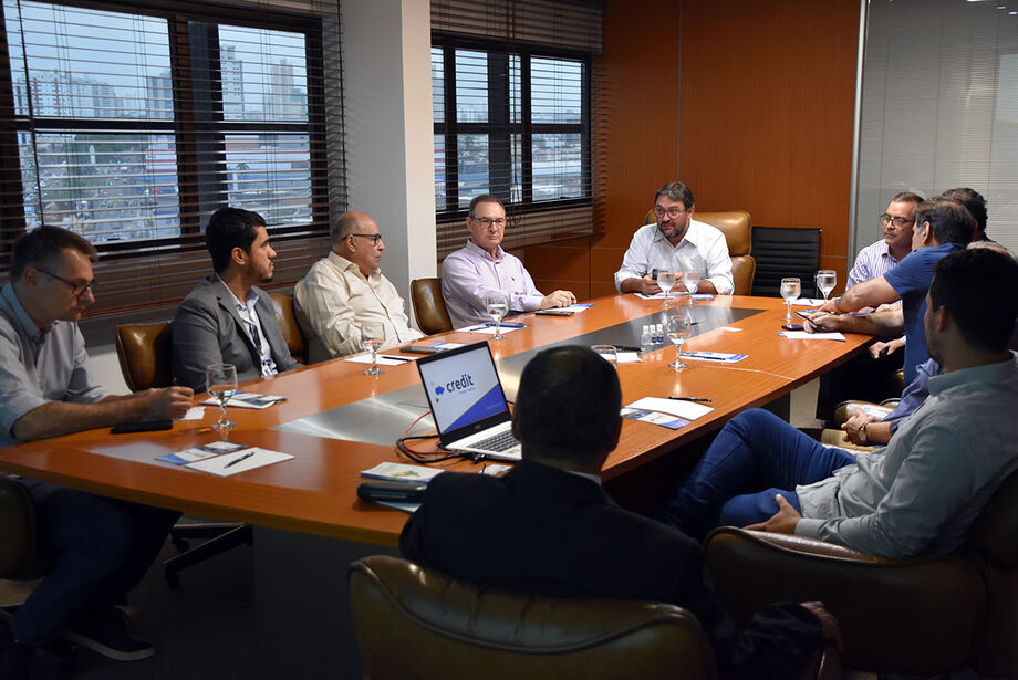 O presidente da Fiems, Sérgio Longen, recebeu no Edifício Casa da Indústria, em Campo Grande (MS), o CEO do Grupo Credit, Renato Salge, para uma apresentação de propostas e modelos de negócio.